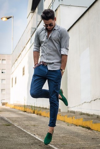 Look alla moda per uomo: Camicia a maniche lunghe stampata grigia, Chino blu, Mocassini con nappine in pelle scamosciata verdi, Cintura in pelle tessuta marrone scuro