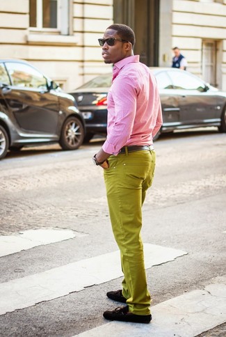 Come indossare e abbinare pantaloni gialli in modo casual: Vestiti con una camicia a maniche lunghe rosa e pantaloni gialli per un look semplice, da indossare ogni giorno. Sfodera il gusto per le calzature di lusso e mettiti un paio di mocassini driving in pelle scamosciata neri.