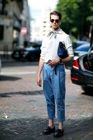 Come indossare e abbinare una pochette per un uomo di 30 anni quando fa caldo: Coniuga una camicia a maniche lunghe bianca con una pochette per un look comfy-casual. Scegli uno stile classico per le calzature e calza un paio di mocassini eleganti in pelle neri.