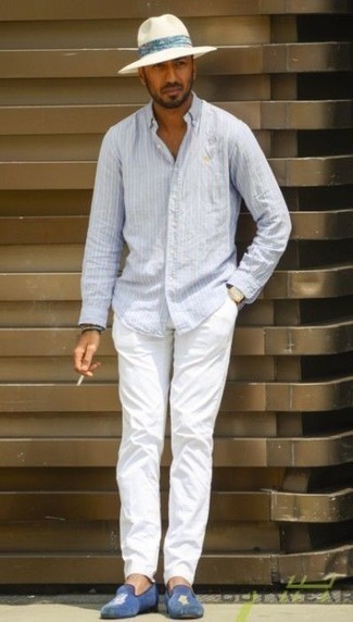 Look alla moda per uomo: Camicia a maniche lunghe a righe verticali azzurra, Chino bianchi, Mocassini eleganti di velluto blu, Borsalino di paglia bianco