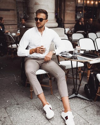 Come indossare e abbinare una camicia a maniche lunghe bianca per un uomo di 30 anni in modo casual: Potresti indossare una camicia a maniche lunghe bianca e chino a quadri marroni per vestirti casual.