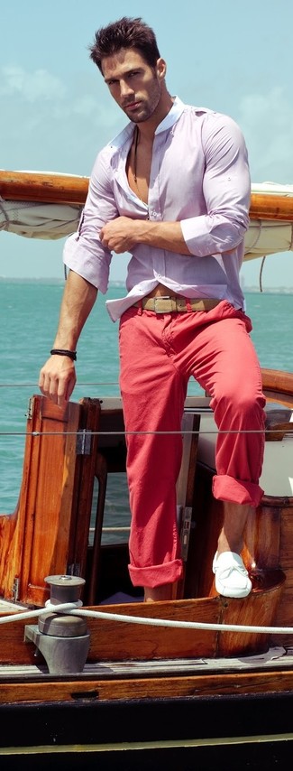 Come indossare e abbinare una camicia viola in modo casual: Punta su una camicia viola e chino rossi per vestirti casual. Mettiti un paio di scarpe da barca in pelle bianche per dare un tocco classico al completo.