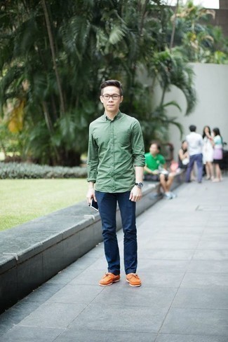 Come indossare e abbinare una camicia a maniche lunghe verde: Potresti abbinare una camicia a maniche lunghe verde con chino blu scuro per un look trendy e alla mano. Perfeziona questo look con un paio di scarpe da barca in pelle arancioni.