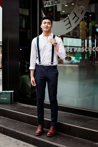 Look alla moda per uomo: Camicia a maniche lunghe bianca, Chino blu scuro, Scarpe derby in pelle terracotta, Bretelle blu scuro