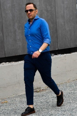 Quale scarpe derby indossare con chino blu in estate 2024: Indossa una camicia a maniche lunghe in chambray blu con chino blu per un look trendy e alla mano. Scegli un paio di scarpe derby per dare un tocco classico al completo. Ecco un look estivo perfetto per il tuo.