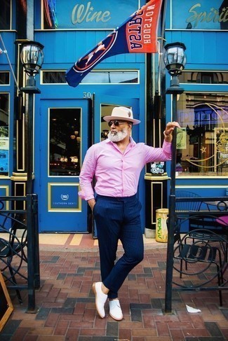 Come indossare e abbinare occhiali da sole per un uomo di 50 anni: Coniuga una camicia a maniche lunghe rosa con occhiali da sole per un look comfy-casual. Abbellisci questo completo con un paio di scarpe derby di tela bianche.