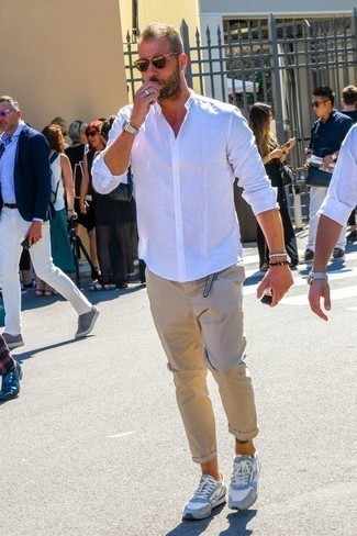 Come indossare e abbinare un bracciale bianco per un uomo di 30 anni: Punta su una camicia a maniche lunghe bianca e un bracciale bianco per un'atmosfera casual-cool. Scarpe sportive grigie sono una validissima scelta per completare il look.