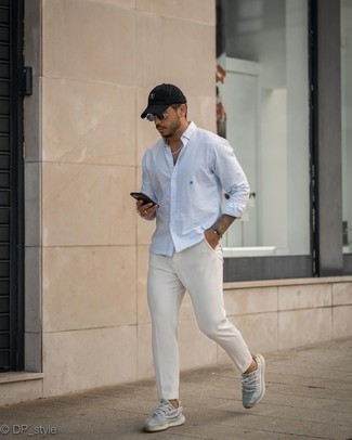 Look alla moda per uomo: Camicia a maniche lunghe a righe verticali azzurra, Chino bianchi, Scarpe sportive grigie, Berretto da baseball nero