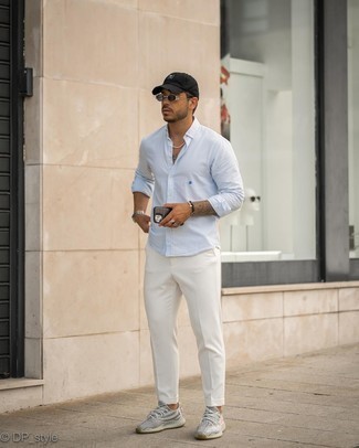 Look alla moda per uomo: Camicia a maniche lunghe a righe verticali azzurra, Chino bianchi, Scarpe sportive grigie, Berretto da baseball nero