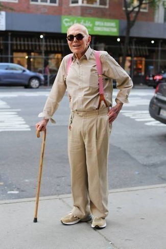 Moda uomo anni 60: Indossa una camicia a maniche lunghe beige e chino marrone chiaro per affrontare con facilità la tua giornata.