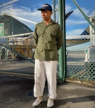 Come indossare e abbinare un berretto da baseball: Per un outfit della massima comodità, potresti indossare una camicia a maniche lunghe verde oliva e un berretto da baseball. Completa il tuo abbigliamento con un paio di sneakers basse di tela bianche.