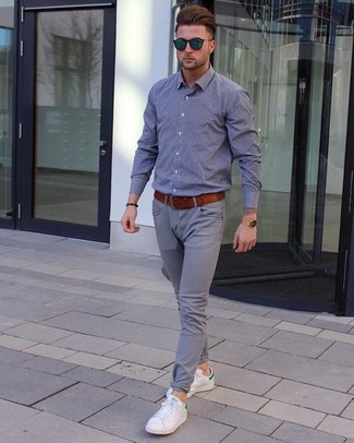 Look alla moda per uomo: Camicia a maniche lunghe in chambray grigia, Chino grigi, Sneakers basse in pelle bianche, Cintura in pelle terracotta