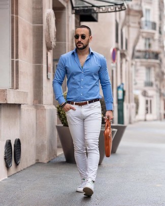 Look alla moda per uomo: Camicia a maniche lunghe blu, Chino bianchi, Sneakers basse bianche, Ventiquattrore in pelle marrone chiaro