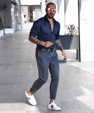 Look alla moda per uomo: Camicia a maniche lunghe blu scuro, Chino grigio scuro, Sneakers basse in pelle bianche, Cintura in pelle nera