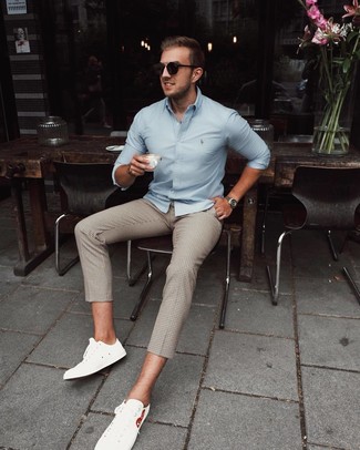 Look alla moda per uomo: Camicia a maniche lunghe azzurra, Chino a quadri beige, Sneakers basse in pelle bianche, Occhiali da sole neri