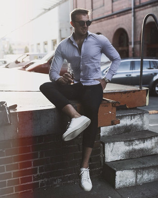 Look alla moda per uomo: Camicia a maniche lunghe a righe verticali azzurra, Chino neri, Sneakers basse in pelle bianche, Occhiali da sole neri
