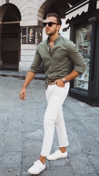 Look alla moda per uomo: Camicia a maniche lunghe verde oliva, Chino bianchi, Sneakers basse di tela bianche, Cintura in pelle decorata nera