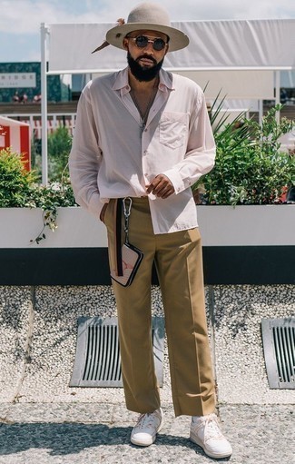 Look alla moda per uomo: Camicia a maniche lunghe rosa, Chino marrone chiaro, Sneakers basse in pelle bianche, Borsalino di lana marrone chiaro