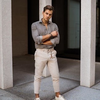 Look alla moda per uomo: Camicia a maniche lunghe stampata grigia, Chino beige, Sneakers basse di tela beige, Orologio argento