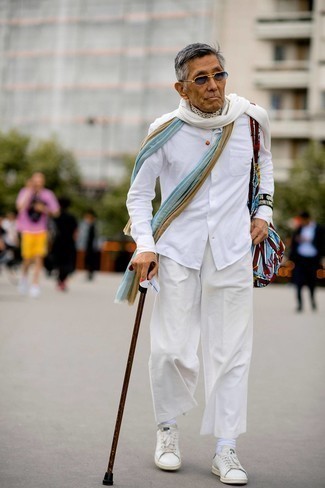 Come indossare e abbinare chino con sneakers basse per un uomo di 60 anni: Abbina una camicia a maniche lunghe bianca con chino per vestirti casual. Non vuoi calcare troppo la mano con le scarpe? Scegli un paio di sneakers basse per la giornata.
