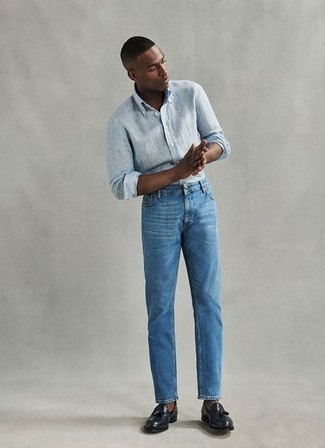 Quale mocassini con nappine indossare con jeans blu per un uomo di 20 anni: Questa combinazione di una camicia a maniche lunghe di lino azzurra e jeans blu è perfetta per il tempo libero. Prova con un paio di mocassini con nappine per mettere in mostra il tuo gusto per le scarpe di alta moda.