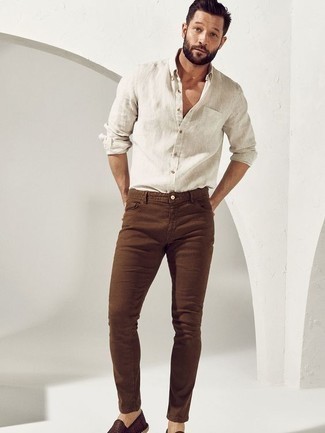 Quale jeans aderenti indossare con espadrillas terracotta: Potresti combinare una camicia a maniche lunghe di lino bianca con jeans aderenti per un look spensierato e alla moda. Mettiti un paio di espadrillas terracotta per dare un tocco classico al completo.