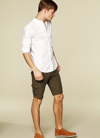 Look alla moda per uomo: Camicia a maniche lunghe di lino bianca, Pantaloncini marroni, Chukka in pelle scamosciata terracotta