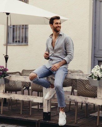 Quale jeans indossare con una camicia a maniche lunghe grigia per un uomo di 30 anni in modo rilassato: Coniuga una camicia a maniche lunghe grigia con jeans per un look comfy-casual. Per un look più rilassato, mettiti un paio di scarpe sportive bianche.