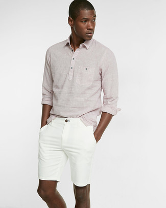 Come indossare e abbinare pantaloncini per un uomo di 20 anni quando fa caldo: Mostra il tuo stile in una camicia a maniche lunghe di lino rosa con pantaloncini per un look raffinato per il tempo libero.