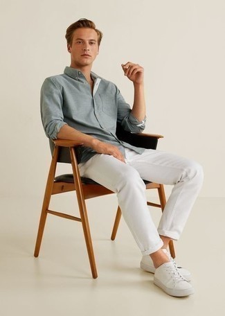 Look alla moda per uomo: Camicia a maniche lunghe grigia, Chino bianchi, Sneakers basse di tela bianche