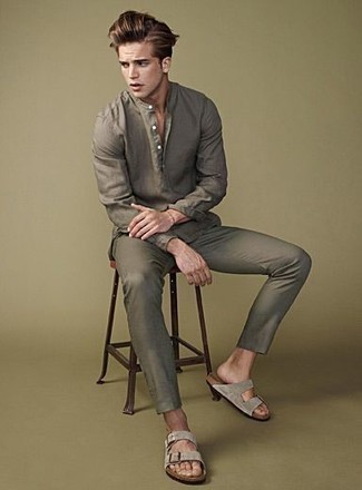 Look alla moda per uomo: Camicia a maniche lunghe grigia, Chino grigi, Sandali in pelle scamosciata grigi