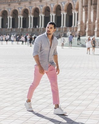 Look alla moda per uomo: Camicia a maniche lunghe grigia, Chino rosa, Sneakers basse in pelle bianche
