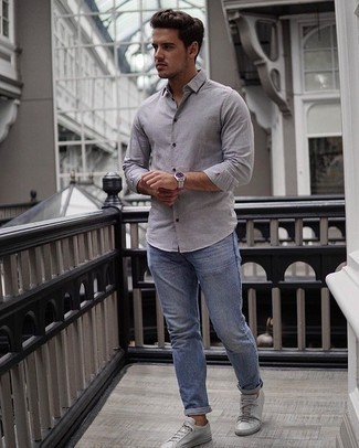 Look alla moda per uomo: Camicia a maniche lunghe grigia, Jeans azzurri, Sneakers basse di tela grigie, Orologio argento