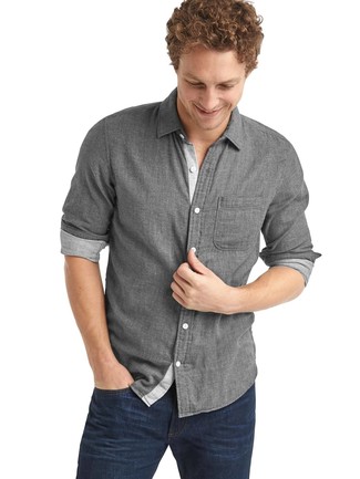 Quale jeans indossare con una camicia a maniche lunghe grigia: Per un outfit quotidiano pieno di carattere e personalità, coniuga una camicia a maniche lunghe grigia con jeans.