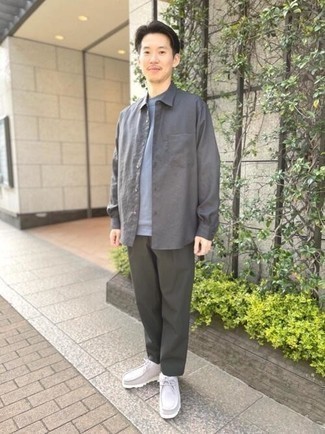 Quale chino indossare con chukka grigio scuro: Punta su una camicia a maniche lunghe grigio scuro e chino per vestirti casual. Completa questo look con un paio di chukka grigio scuro.