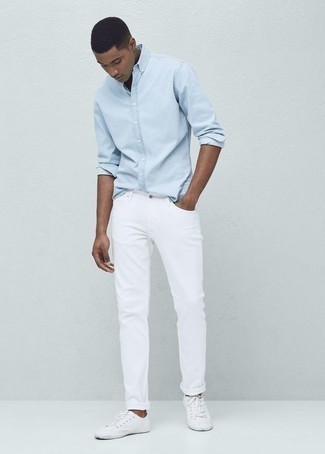Quale jeans indossare con sneakers basse bianche per un uomo di 20 anni: Mostra il tuo stile in una camicia a maniche lunghe in chambray azzurra con jeans per un look raffinato per il tempo libero. Sneakers basse bianche sono una splendida scelta per completare il look.