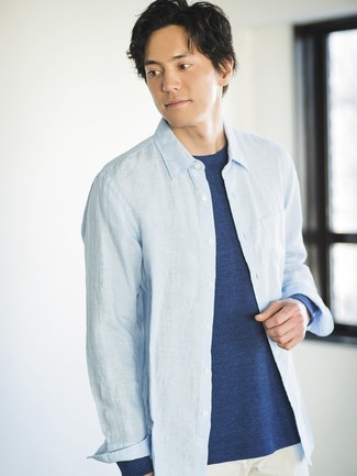 Look alla moda per uomo: Camicia a maniche lunghe in chambray azzurra, T-shirt manica lunga blu scuro, Chino bianchi