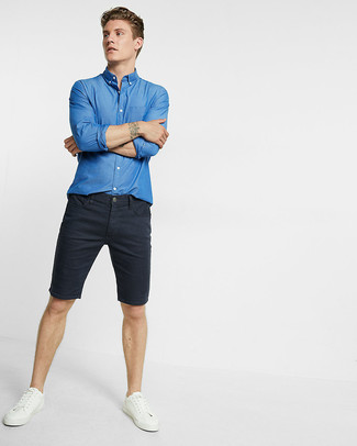 Come indossare e abbinare pantaloncini di jeans neri: Questa combinazione di una camicia a maniche lunghe in chambray blu e pantaloncini di jeans neri ti permetterà di sfoggiare uno stile semplice nel tempo libero. Perfeziona questo look con un paio di sneakers basse in pelle bianche.