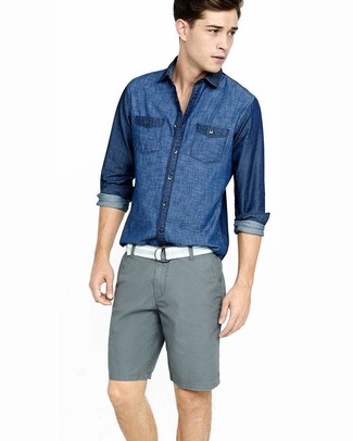 Come indossare e abbinare una cintura di tela in modo casual: Per creare un adatto a un pranzo con gli amici nel weekend potresti combinare una camicia a maniche lunghe in chambray blu con pantaloncini grigi.