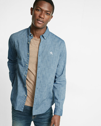 Quale t-shirt girocollo indossare con jeans blu per un uomo di 20 anni: Per un outfit quotidiano pieno di carattere e personalità, prova a combinare una t-shirt girocollo con jeans blu.