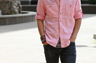 Quale jeans indossare con una camicia a maniche lunghe rosa: Abbina una camicia a maniche lunghe rosa con jeans per un look trendy e alla mano.