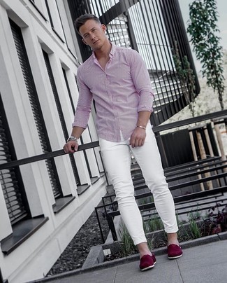 Look alla moda per uomo: Camicia a maniche lunghe a righe verticali bianca e rossa, Jeans aderenti bianchi, Espadrillas di tela viola melanzana, Orologio argento