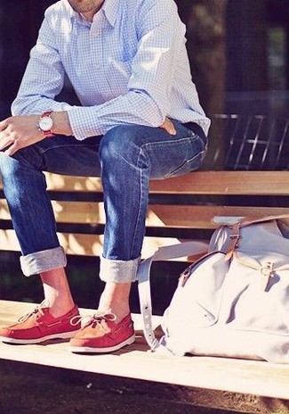 Look alla moda per uomo: Camicia a maniche lunghe a quadretti azzurra, Jeans aderenti blu, Scarpe da barca in pelle rosse, Zaino di tela bianco