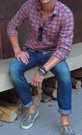 Come indossare e abbinare scarpe da ginnastica di tela con jeans: Scegli un outfit composto da una camicia a maniche lunghe a quadretti rossa e blu scuro e jeans per una sensazione di semplicità e spensieratezza. Scarpe da ginnastica di tela sono una validissima scelta per completare il look.