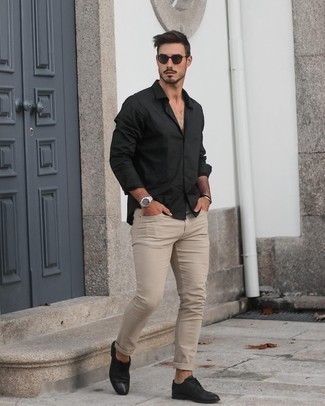 Come indossare e abbinare jeans aderenti beige in modo smart-casual: Metti una camicia a maniche lunghe nera e jeans aderenti beige per un look trendy e alla mano. Sfodera il gusto per le calzature di lusso e calza un paio di scarpe derby in pelle nere.