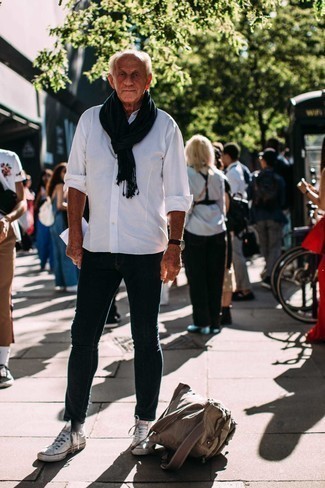 Come indossare e abbinare sneakers alte bianche e blu scuro per un uomo di 60 anni: Prova ad abbinare una camicia a maniche lunghe bianca con jeans aderenti blu scuro per un look trendy e alla mano. Per distinguerti dagli altri, opta per un paio di sneakers alte bianche e blu scuro.