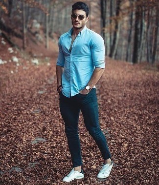 Come indossare e abbinare jeans foglia di tè: Metti una camicia a maniche lunghe azzurra e jeans foglia di tè per un look raffinato per il tempo libero. Rifinisci questo look con un paio di sneakers basse di tela bianche e nere.
