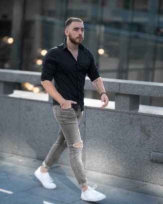 Quale camicia a maniche lunghe indossare con jeans grigio scuro: Prova ad abbinare una camicia a maniche lunghe con jeans grigio scuro per una sensazione di semplicità e spensieratezza. Rifinisci questo look con un paio di sneakers basse di tela bianche.