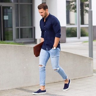 Come indossare e abbinare jeans aderenti azzurri per un uomo di 30 anni in estate 2024 in modo rilassato: Abbina una camicia a maniche lunghe blu scuro con jeans aderenti azzurri per una sensazione di semplicità e spensieratezza. Indossa un paio di sneakers senza lacci blu scuro per mettere in mostra il tuo gusto per le scarpe di alta moda. Una buona idea per questa stagione estiva!
