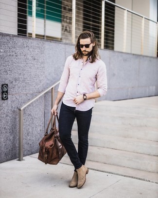 Quale jeans aderenti indossare con stivali chelsea marrone chiaro: Potresti abbinare una camicia a maniche lunghe rosa con jeans aderenti per un look trendy e alla mano. Sfodera il gusto per le calzature di lusso e scegli un paio di stivali chelsea marrone chiaro.
